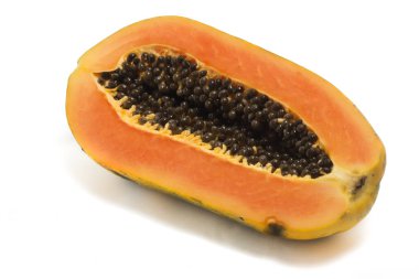 Yarısı kesilmiş taze organik papaya. Beyaz arka planda izole edilmiş lezzetli meyve.