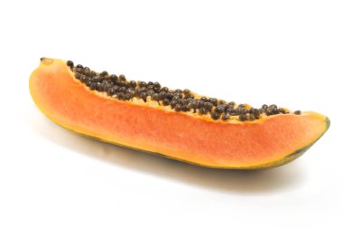 Dilimlenmiş taze organik papaya Lezzetli meyve tarafı görünümü Beyaz arka plan kırpma yolu izole