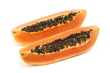 İki dilimlenmiş taze organik papaya lezzetli meyve manzarası beyaz arka plan kırpma yolunda izole edilmiş.