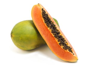 Dilimlenmiş ve taze organik papaya lezzetli meyve tarafı manzarası beyaz arka plan kırpma yolunda izole edilmiş.