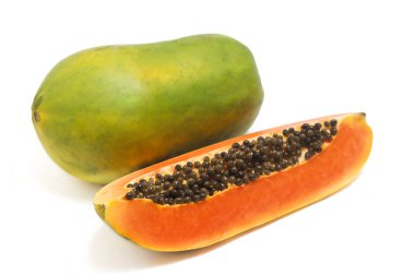 Dilimlenmiş ve taze organik papaya lezzetli meyve tarafı manzarası beyaz arka plan kırpma yolunda izole edilmiş.