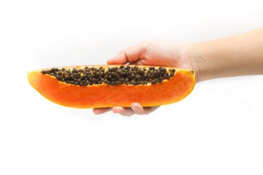 Dilimlenmiş taze organik papaya. Beyaz arka planda izole edilmiş lezzetli meyve.