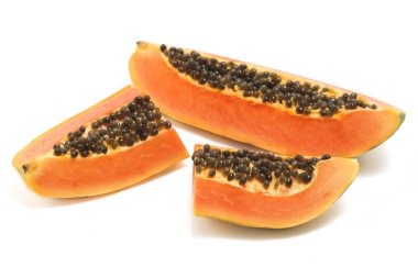 Yarısı kesilmiş taze organik papaya. Beyaz arka planda izole edilmiş lezzetli meyve.