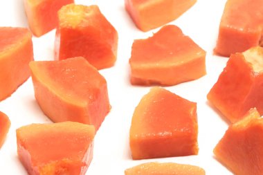 Yakın plan kesilmiş taze organik papaya. Beyaz arka plan kırpma yolunda izole edilmiş lezzetli meyve.