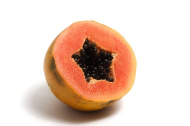 Yarısı kesilmiş taze organik papaya. Beyaz arka planda izole edilmiş lezzetli meyve.