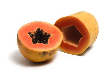 Yarısı kesilmiş taze organik papaya. Beyaz arka planda izole edilmiş lezzetli meyve.