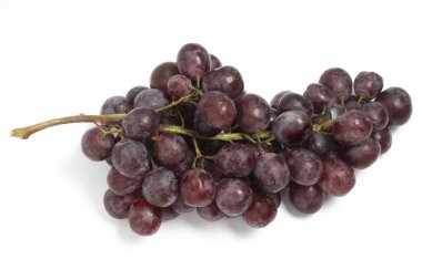Bir demet taze organik kırmızı üzüm. Beyaz arka planda izole edilmiş lezzetli meyve üst görünümü.