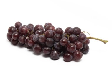 Taze organik kırmızı üzümler beyaz arka planda izole edilmiş lezzetli meyve tarafı manzarası.