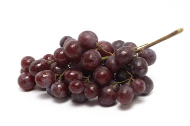 Bir demet taze organik kırmızı üzüm. Beyaz arka planda izole edilmiş lezzetli meyveler.