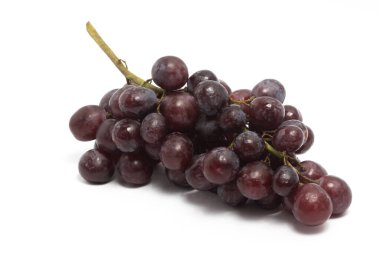 Bir demet taze organik kırmızı üzüm. Beyaz arka planda izole edilmiş lezzetli meyveler.