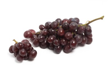 Bir demet taze organik kırmızı üzüm. Beyaz arka planda izole edilmiş lezzetli meyveler.