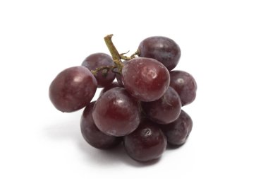 Yakın plan organik kırmızı üzümler beyaz arka plan kırpma yolunda izole edilmiş lezzetli meyveler.