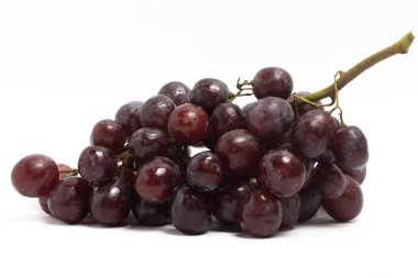 Bir demet taze organik kırmızı üzüm. Beyaz arka planda izole edilmiş lezzetli meyveler.