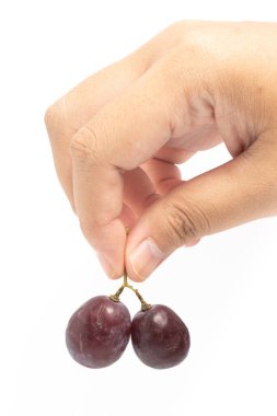 Beyaz arka planda izole edilmiş taze organik kırmızı üzümler elde ediliyor.