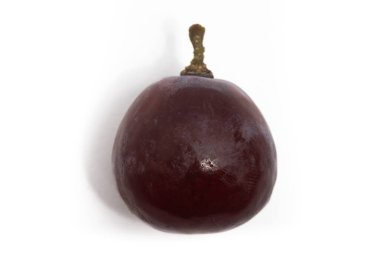 Taze organik kırmızı üzümlere yakın plan beyaz arka planda izole edilmiş bir dalla lezzetli meyveler.