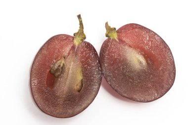 Yakın plan kesilmiş taze organik üzümler lezzetli meyveler beyaz arka plan kırpma yolunda izole edilmiş bir dal ile