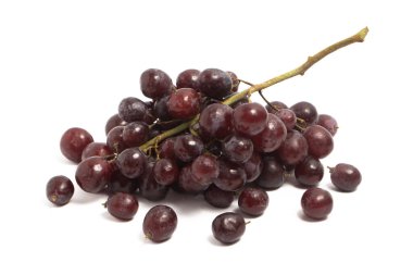 Bir demet taze organik kırmızı üzüm beyaz arka planda izole edilmiş lezzetli meyveler.