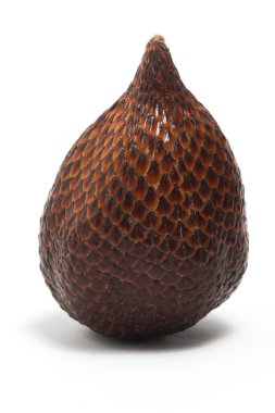 Taze organik yılan meyvesi beyaz arka plan kırpma yolunda izole edilmiş lezzetli