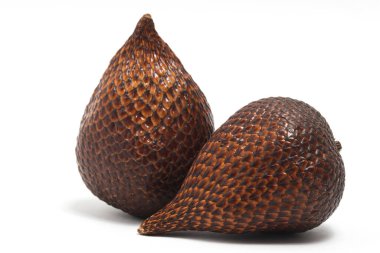 Beyaz arka planda izole edilmiş iki taze organik yılan meyvesi.