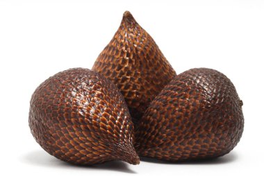 Beyaz arka planda izole edilmiş üç taze organik yılan meyvesi.