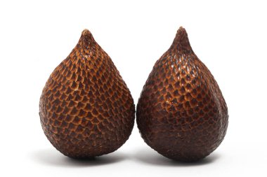 Beyaz arka planda izole edilmiş iki taze organik yılan meyvesi.