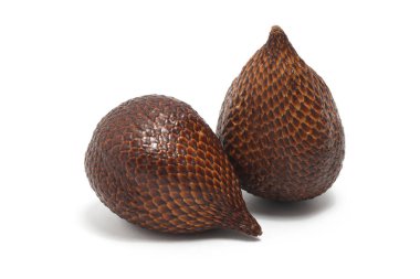 Beyaz arka planda izole edilmiş iki taze organik yılan meyvesi.