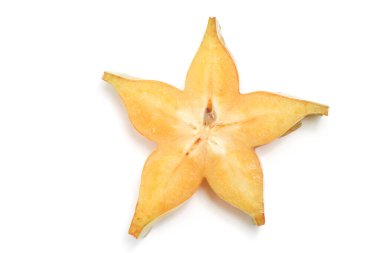 Dilimlenmiş taze organik yıldız meyvesi beyaz arka plan kırpma yolunda izole edilmiş lezzetli üst görünüm