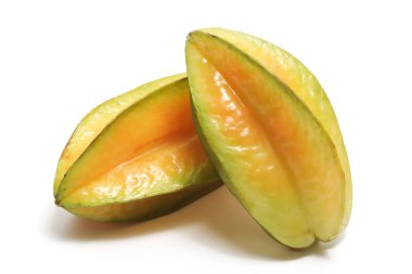 Beyaz arka planda izole edilmiş iki taze organik yıldız meyvesi.