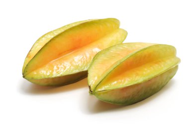 Beyaz arka planda izole edilmiş iki taze organik yıldız meyvesi.