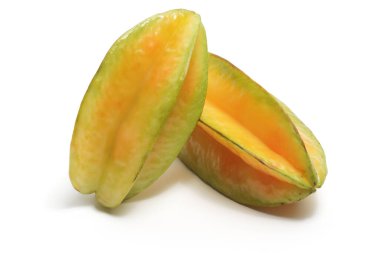 Beyaz arka planda izole edilmiş iki taze organik yıldız meyvesi.