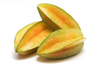 Beyaz arka planda izole edilmiş iki taze organik yıldız meyvesi.