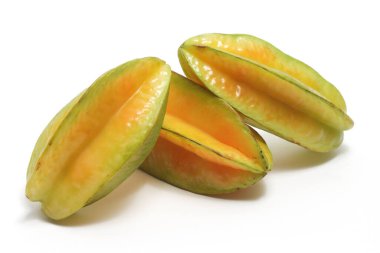 Beyaz arka planda izole edilmiş iki taze organik yıldız meyvesi.