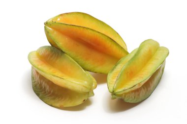 Beyaz arka planda izole edilmiş iki taze organik yıldız meyvesi.