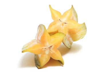 Yarısı kesilmiş taze organik yıldız meyvesi beyaz arka plan kırpma yolunda izole edilmiş lezzetli