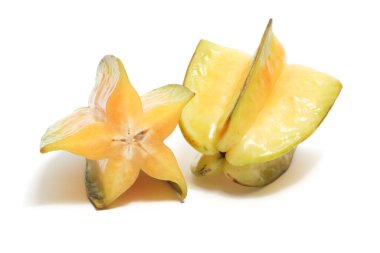 Yarısı kesilmiş taze organik yıldız meyvesi beyaz arka plan kırpma yolunda izole edilmiş lezzetli