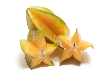 Yarısı kesilmiş ve taze organik yıldız meyveleri beyaz arka plan kırpma yolunda izole edilmiş.