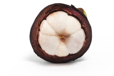 Yarısı kesilmiş taze organik mangosen. Beyaz arka planda izole edilmiş lezzetli meyve.