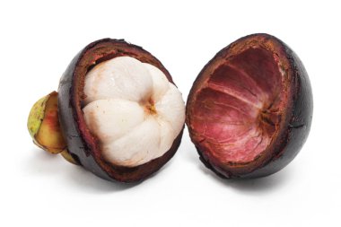 Yarısı kesilmiş taze organik mangosteen lezzetli meyve kabuğu izole edilmiş beyaz arka plan kırpma yolu
