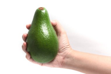 Beyaz arka planda izole edilmiş taze organik bir avokado meyvesi.