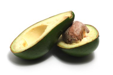 Yarısı kesilmiş taze organik avokado lezzetli meyve tohumu beyaz arka plan kırpma yolunda izole