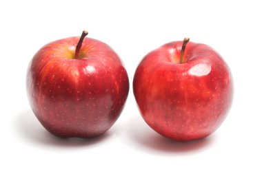 Beyaz arka planda izole edilmiş iki taze organik kırmızı elma lezzetli meyve tarafı görünümü