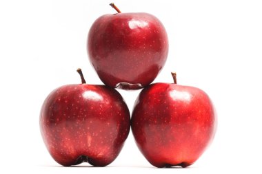 Beyaz arka planda izole edilmiş üç taze organik kırmızı elma meyvesi.