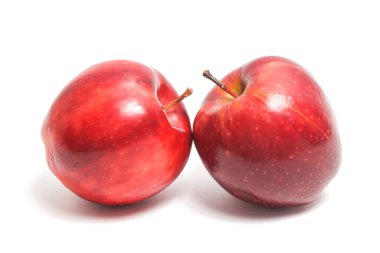 Beyaz arka planda izole edilmiş iki taze organik kırmızı elma lezzetli meyve tarafı görünümü