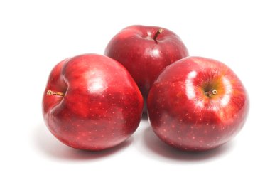 Üç taze organik kırmızı elma lezzetli meyve yan görünümü beyaz arka plan kırpma yolu izole