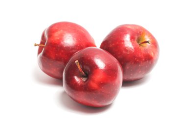 Üç taze organik kırmızı elma lezzetli meyve yan görünümü beyaz arka plan kırpma yolu izole