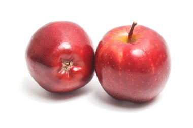 Beyaz arka planda izole edilmiş iki taze organik kırmızı elma lezzetli meyve tarafı görünümü