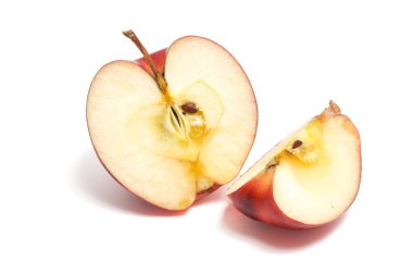 Yarısı kesilmiş taze organik kırmızı elma lezzetli meyve beyaz arka plan kırpma yolunda izole