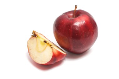 Dilimlenmiş ve taze organik kırmızı elma arkaplanda izole edilmiş lezzetli meyveler.