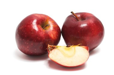 Dilimlenmiş ve iki taze organik kırmızı elma arkaplanda izole edilmiş lezzetli meyve kesme yolu.