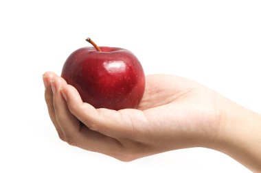 Beyaz arka planda izole edilmiş taze organik kırmızı elma aromalı meyveler.